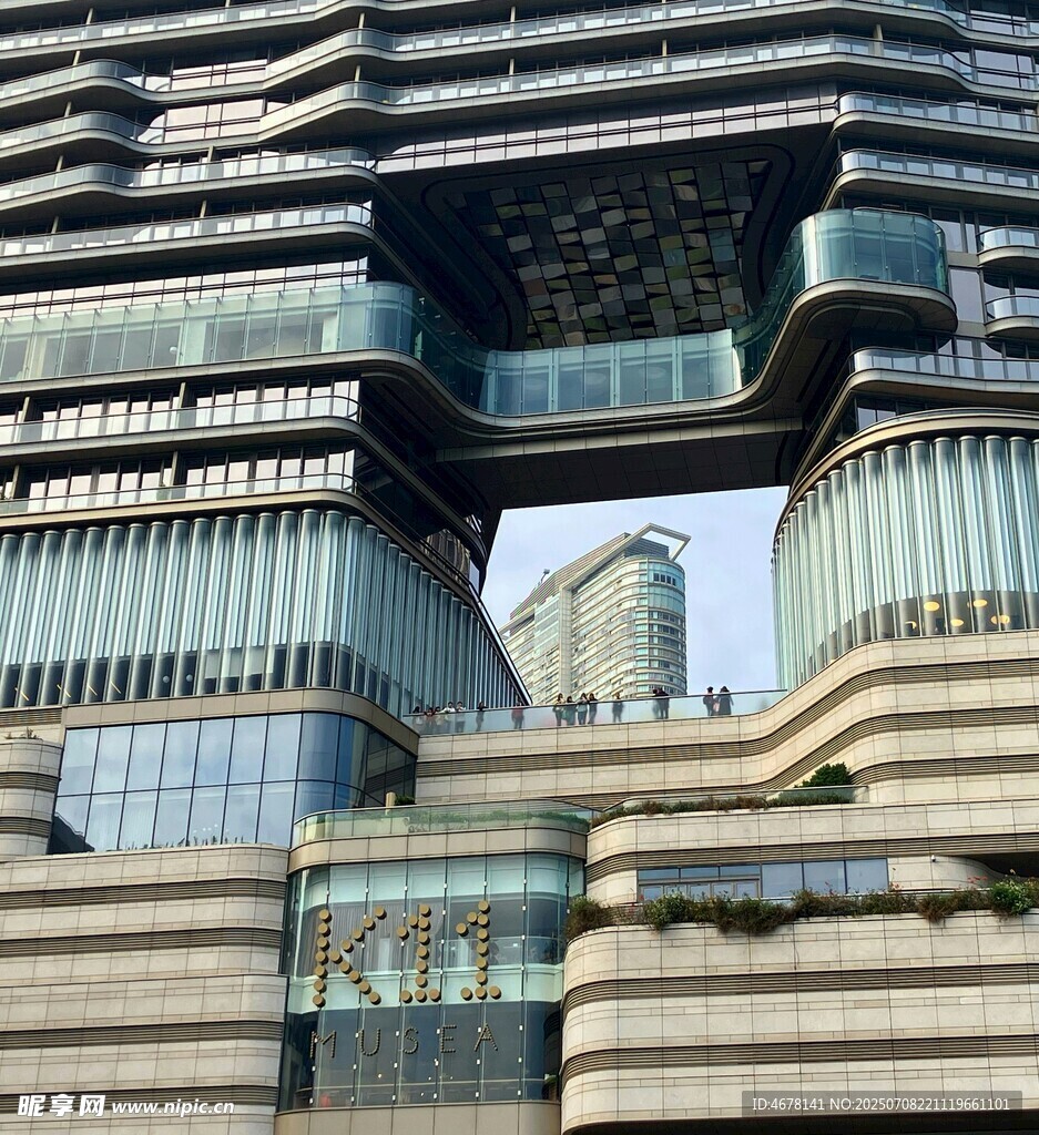 现代风格独特造型摩天大楼