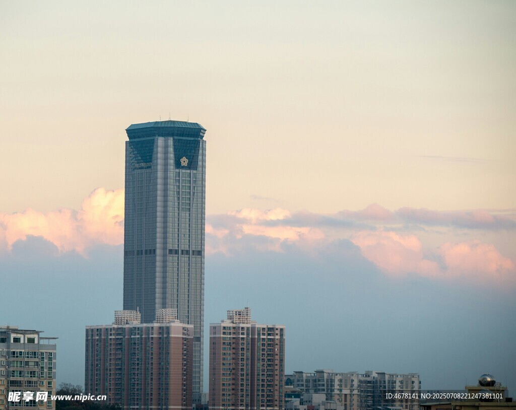 城市天际线中的摩天大楼