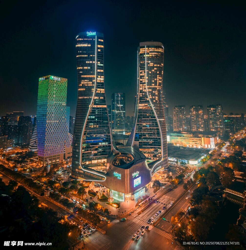 璀璨夜景中的摩天大楼