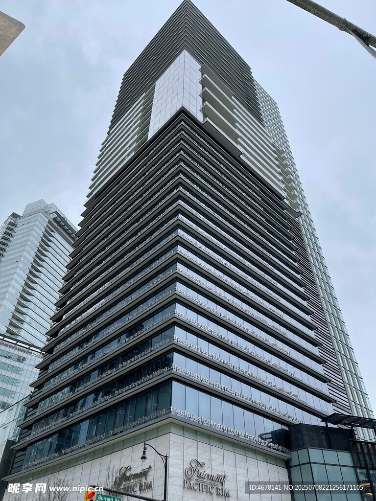 现代摩天大楼外观