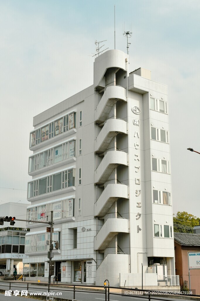 多层白色阶梯状建筑外观