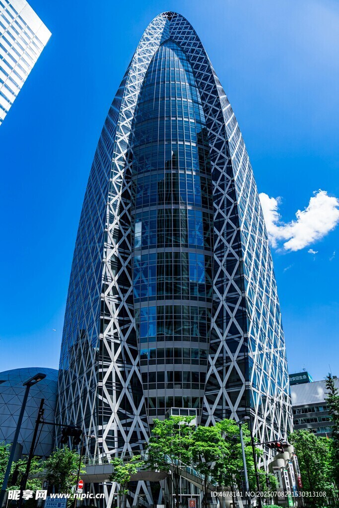 独特造型的现代摩天大楼