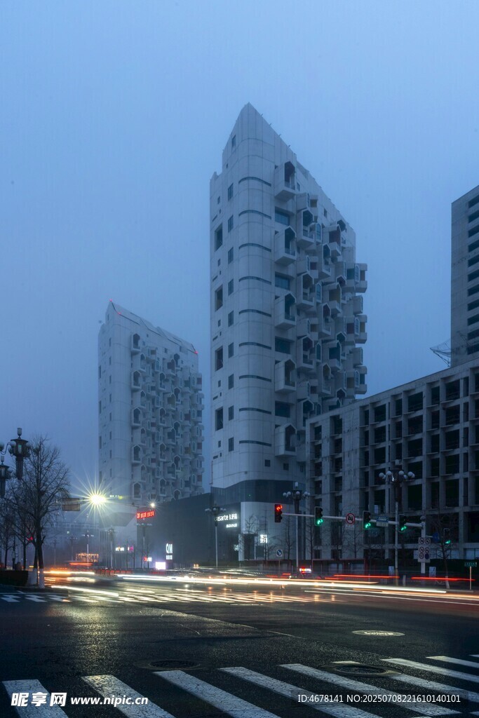 城市夜景中的独特高楼建筑