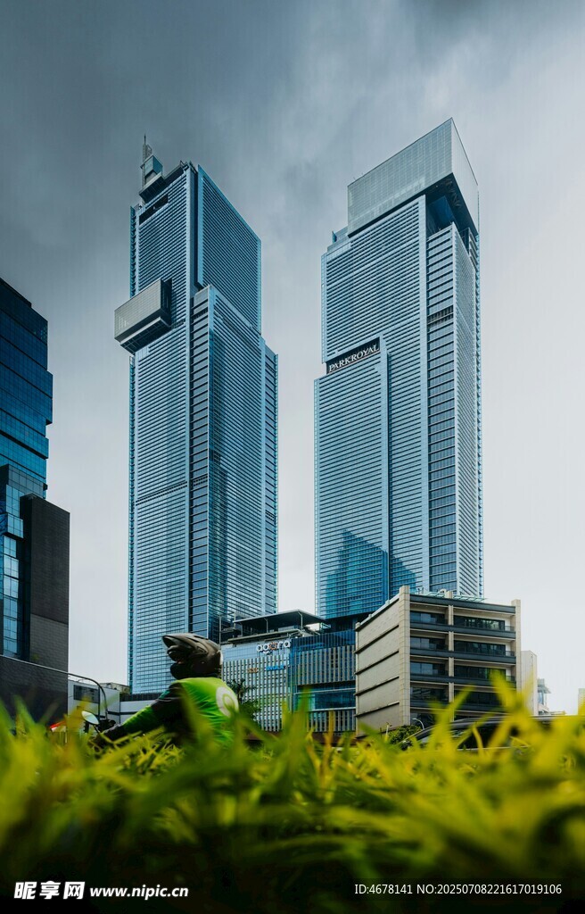 都市高楼与前景绿植景观