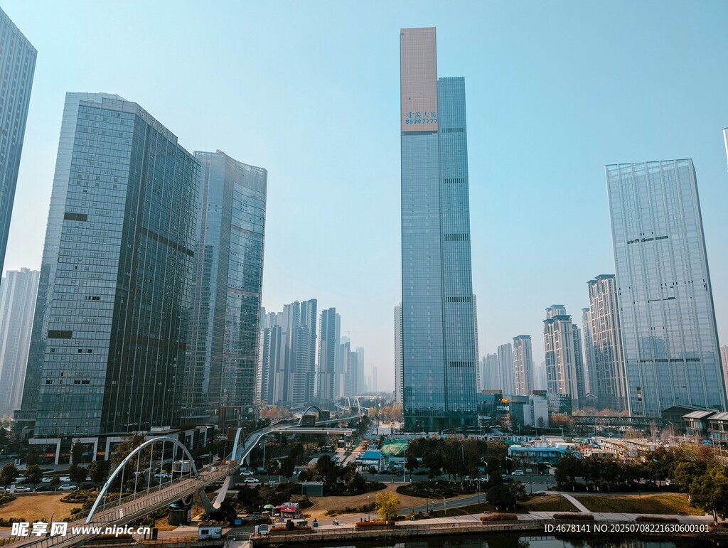 都市高楼与施工场景
