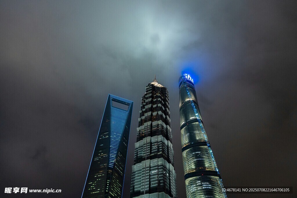 夜幕下的摩天大楼