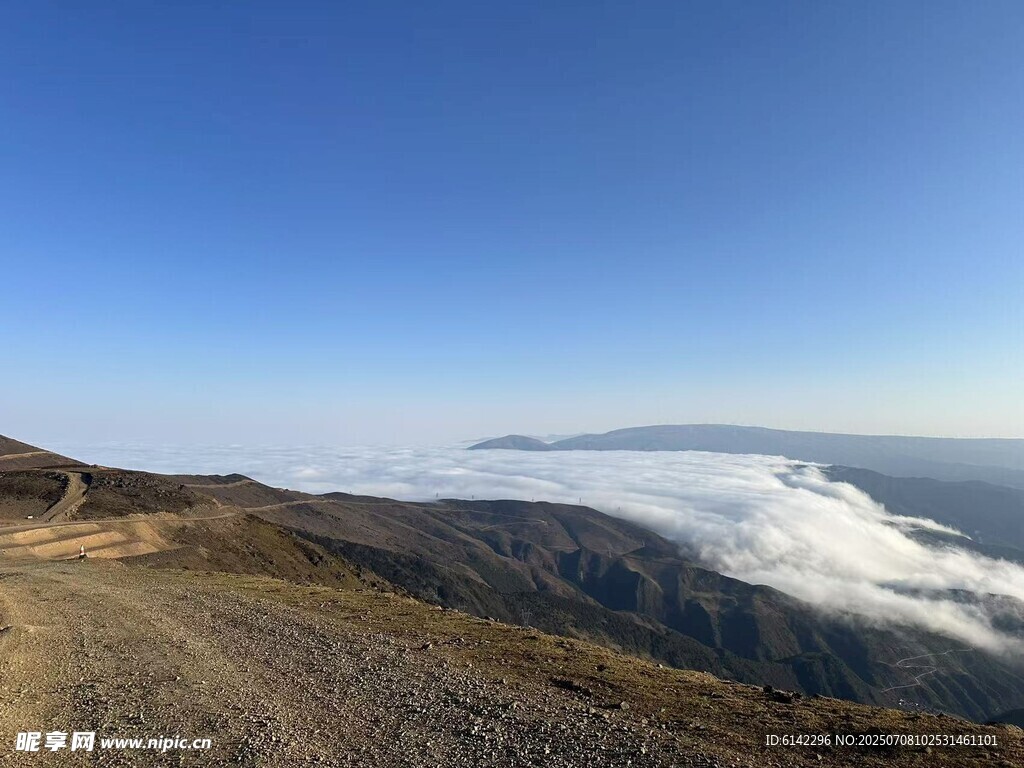山间云海公路美景