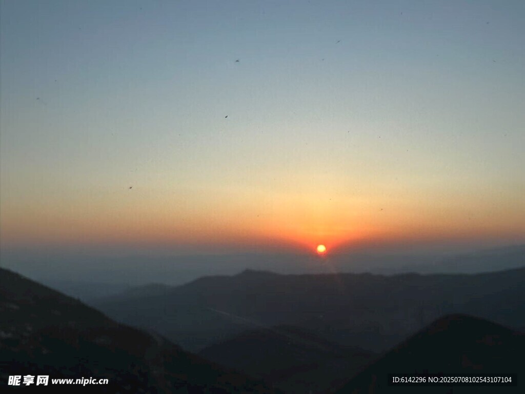 山间日落美景