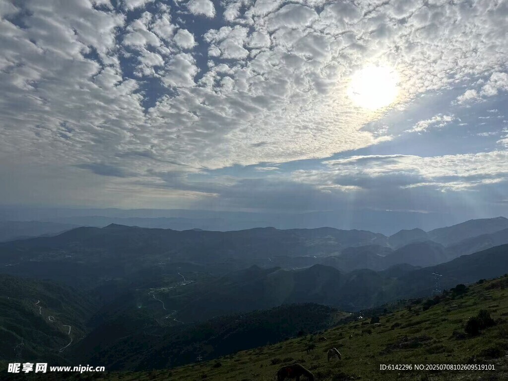 山间云海日出壮丽景观