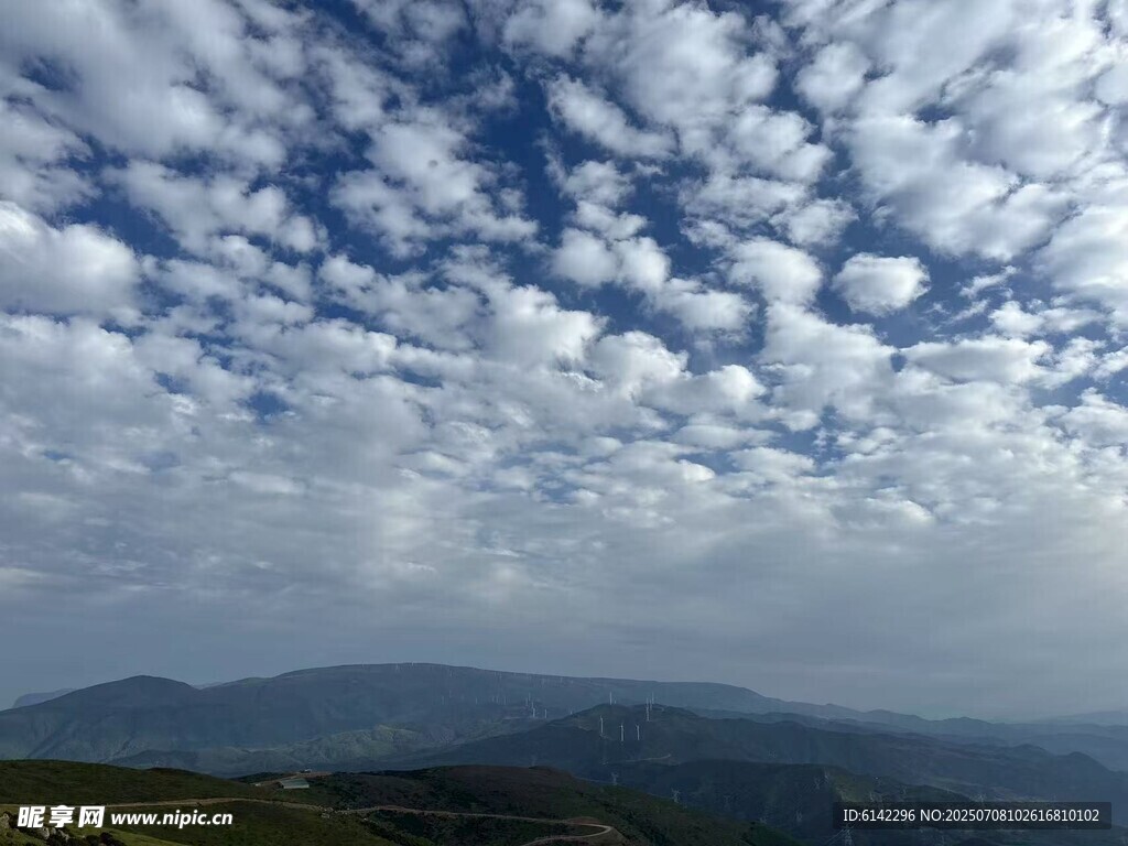 蓝天白云下的山峦美景