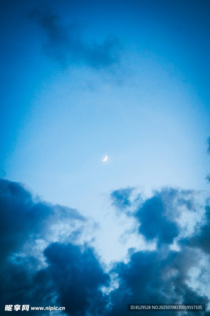 蓝天云海中的朦胧月亮