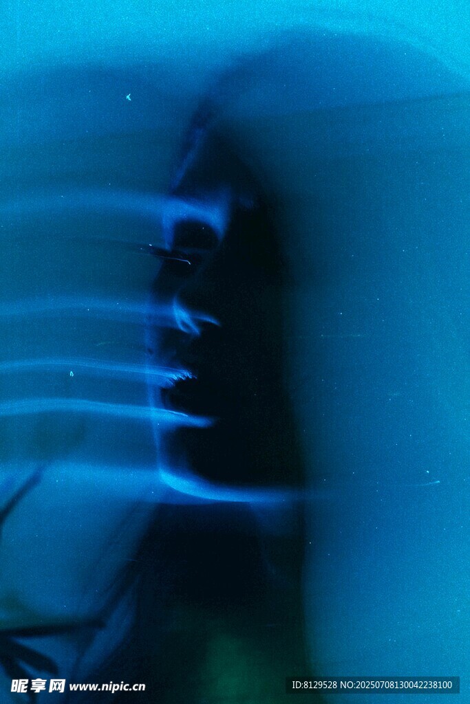 神秘水下光影中的模糊身影