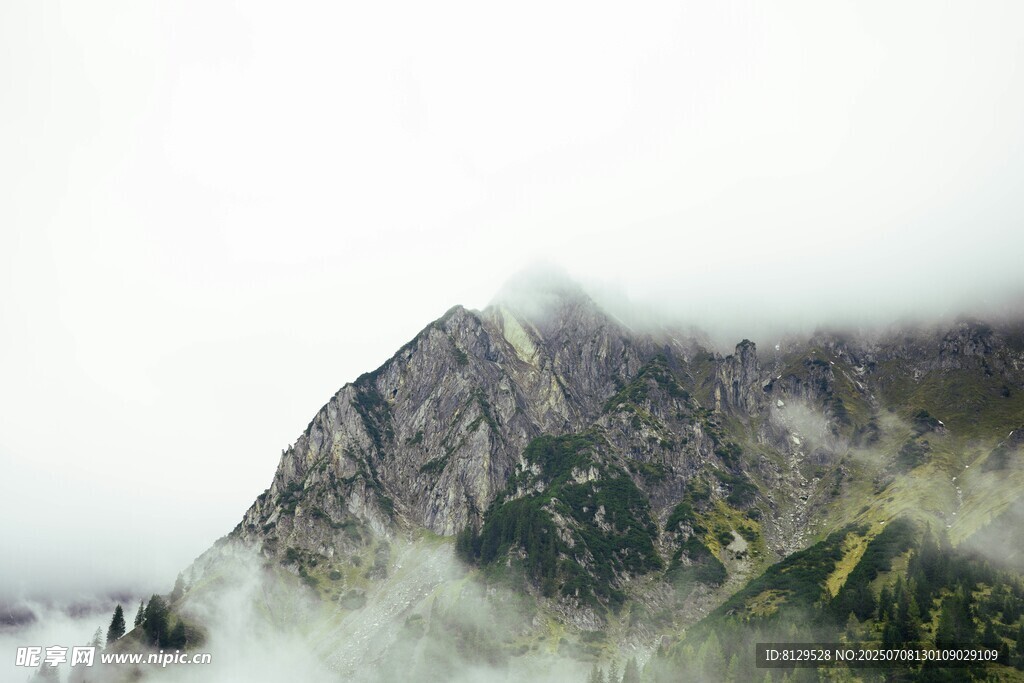 云雾缭绕的巍峨山峰