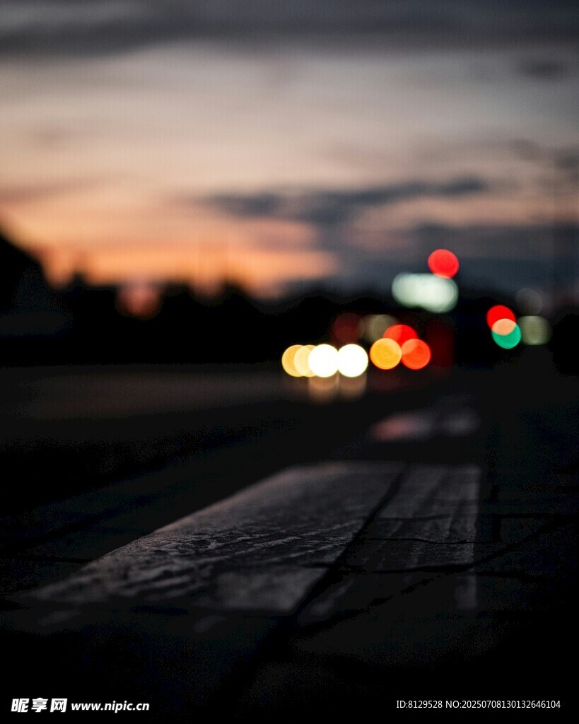 黄昏下的道路与模糊车灯