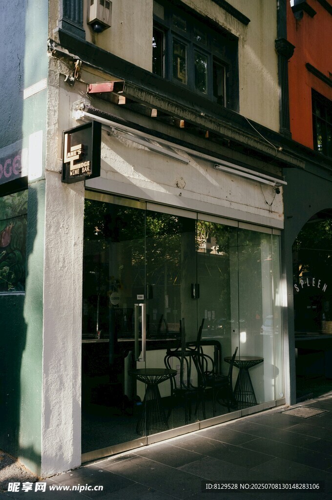 街边精致咖啡店外观