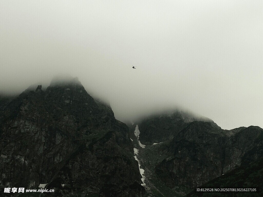 云雾缭绕的山峦景色