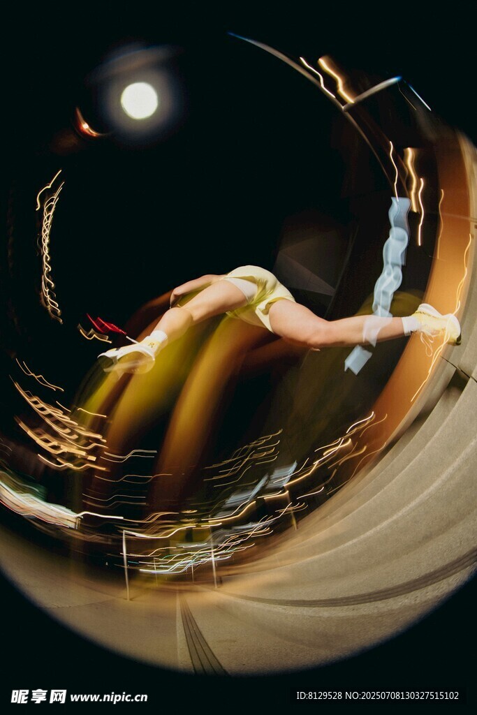 空中舞者的梦幻旋转瞬间
