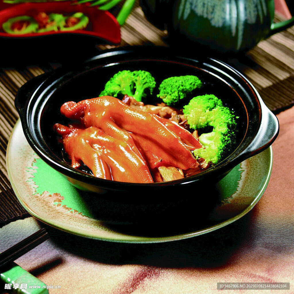 鲍汁什菌鹅掌煲