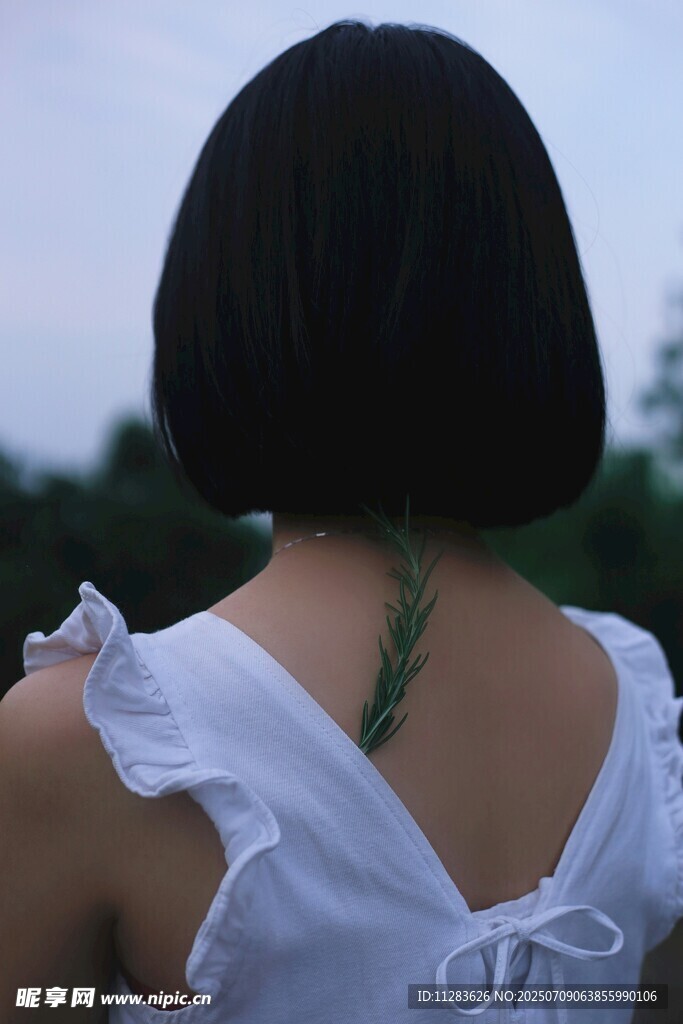 女孩后背的独特绿色纹身