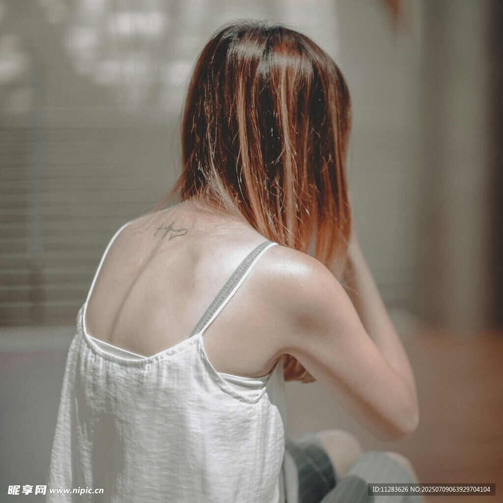 背对镜头的吊带女子