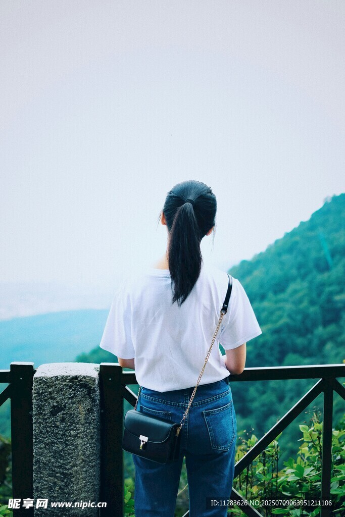 女子凭栏眺望远方美景