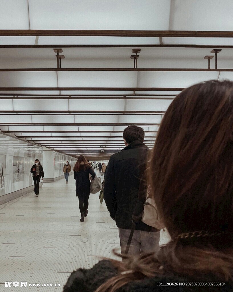 走廊中漫步的人群