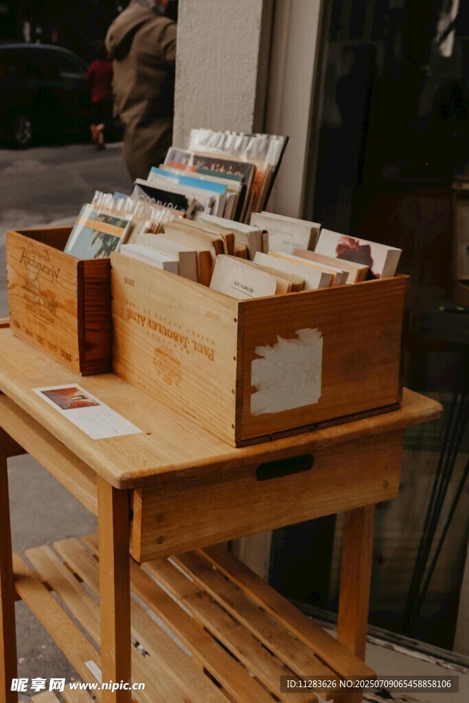 木盒中堆放的多样物品