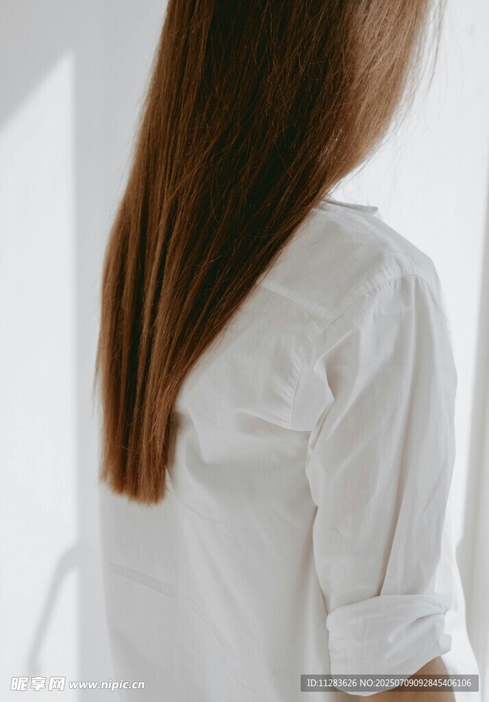 长发女子背影