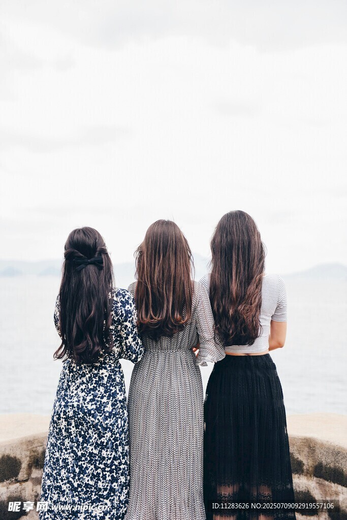 三女生海边背影