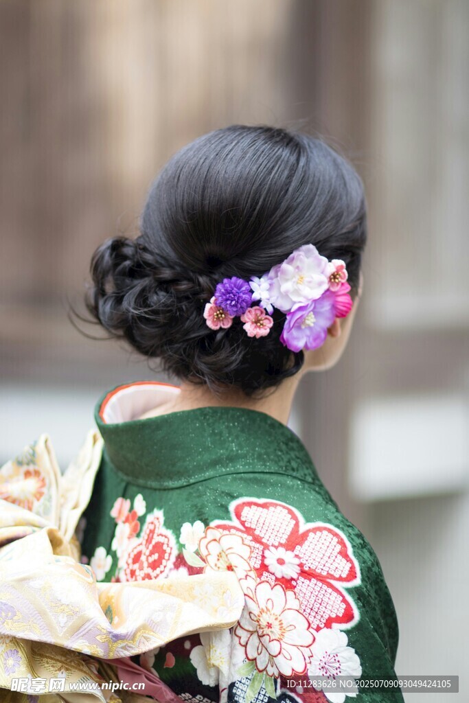 身着和服的优雅日本女性