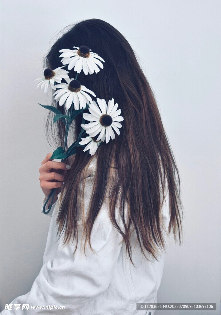 手持雏菊的长发少女