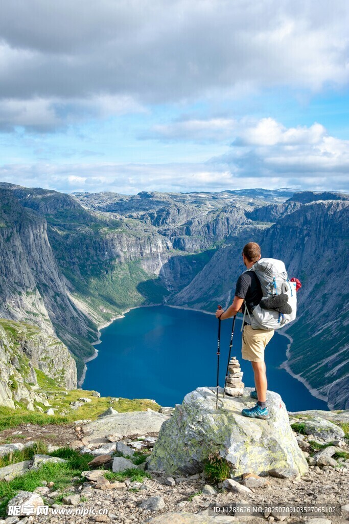徒步者山顶俯瞰壮美湖景