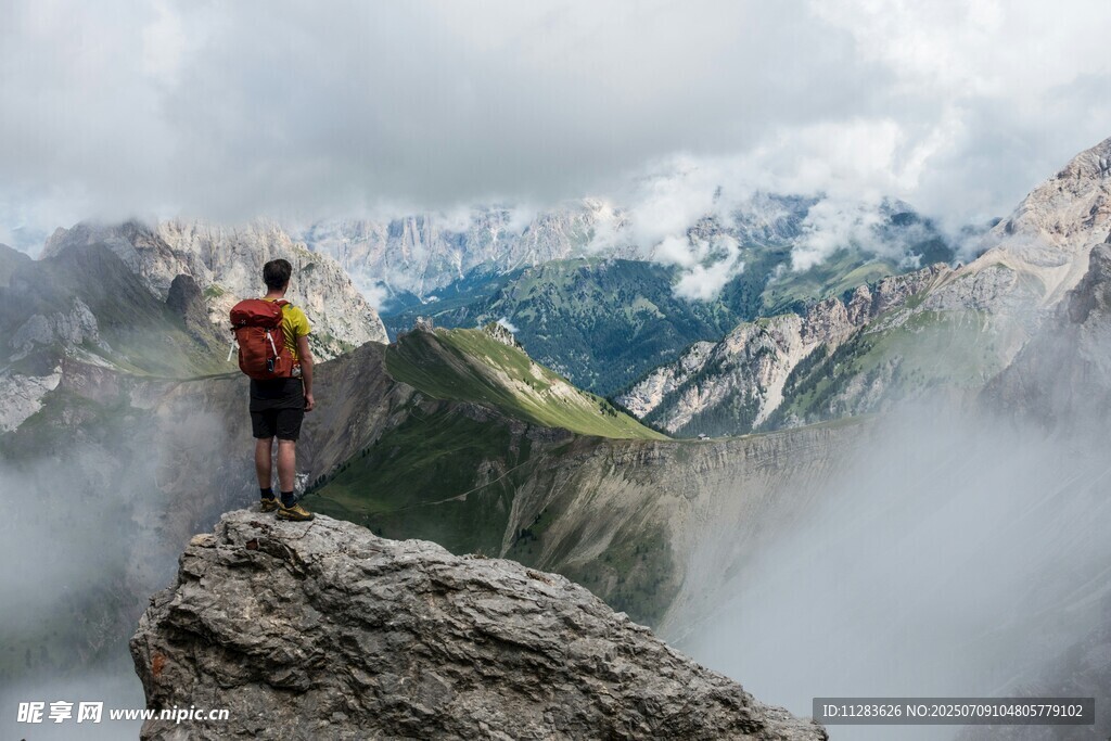 山顶旅人眺望壮丽山景