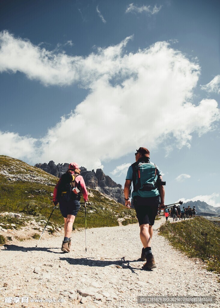两人徒步山间美好旅程