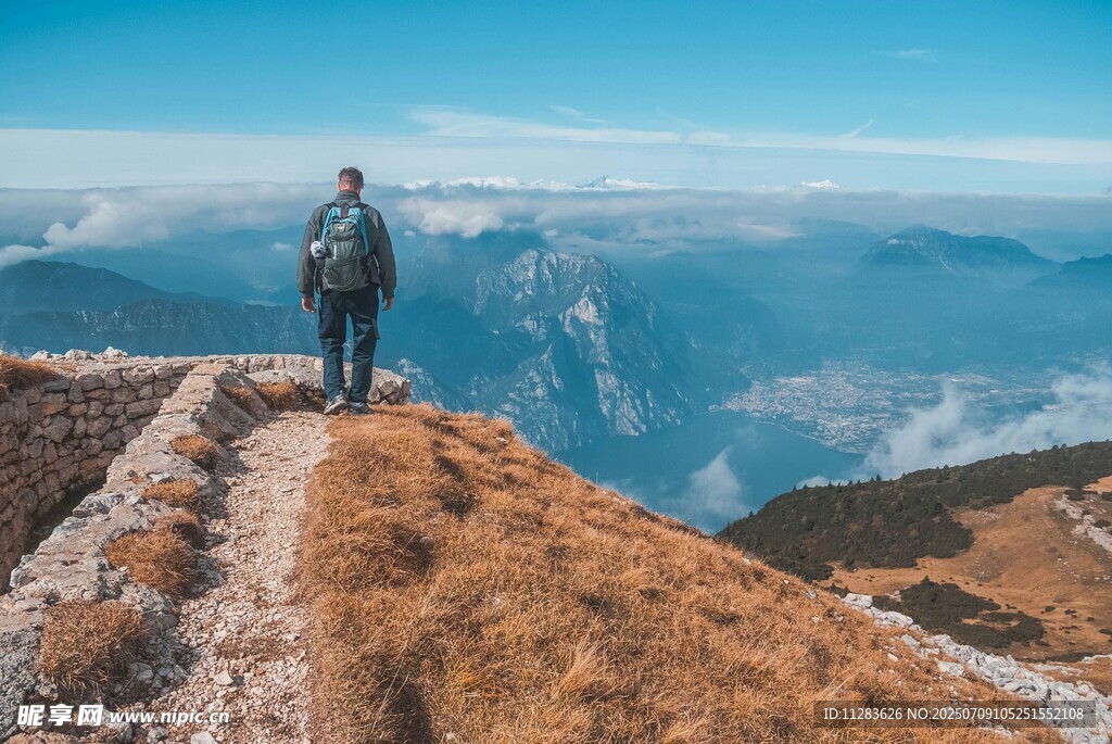 山顶旅人眺望壮阔美景