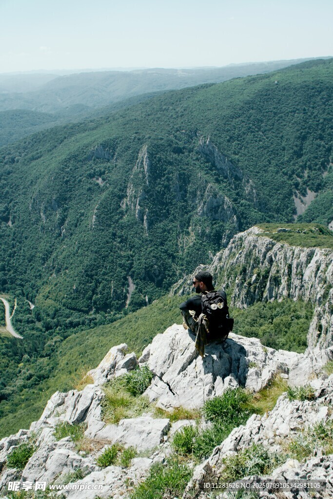 山顶旅人俯瞰壮美山峦