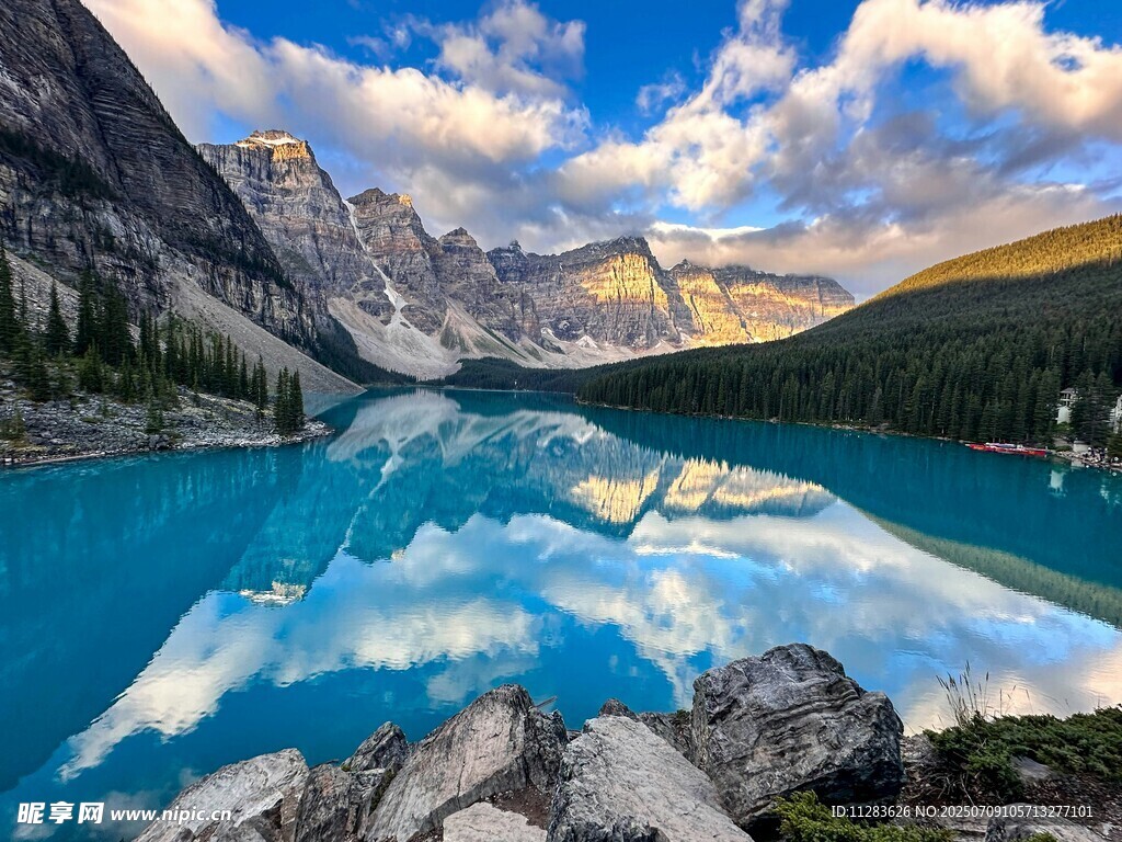 梦幻蓝湖与壮丽山峦美景