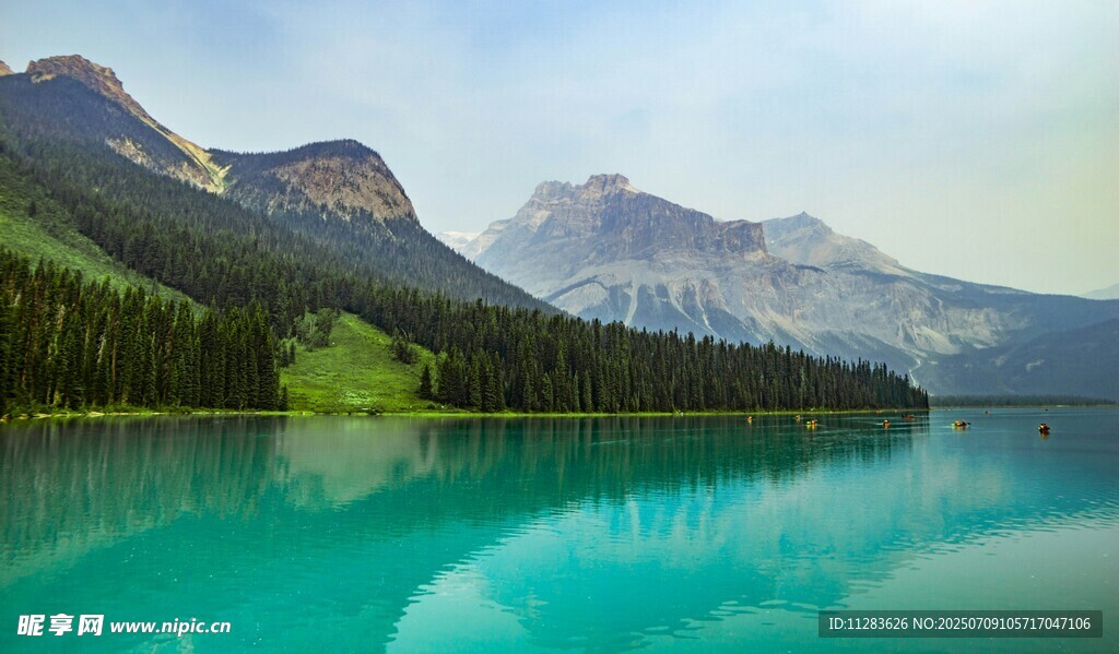 美丽湖光山色的自然景观