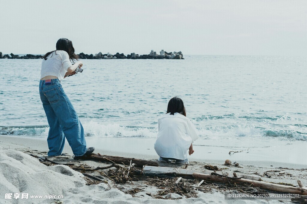 海边两人的惬意休闲时刻