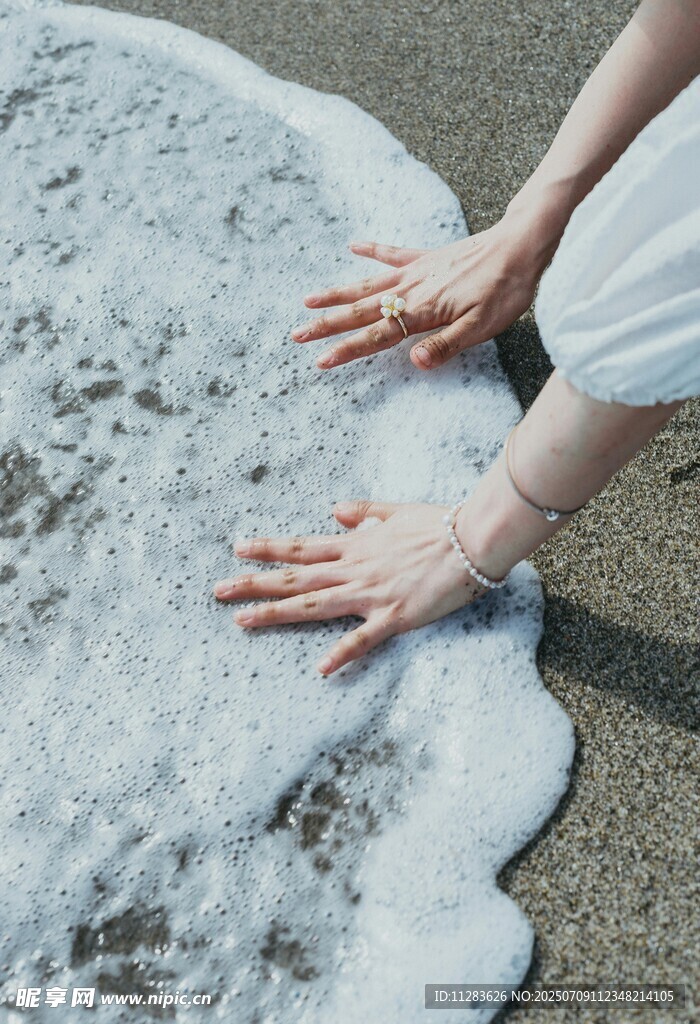手触海浪的温柔瞬间