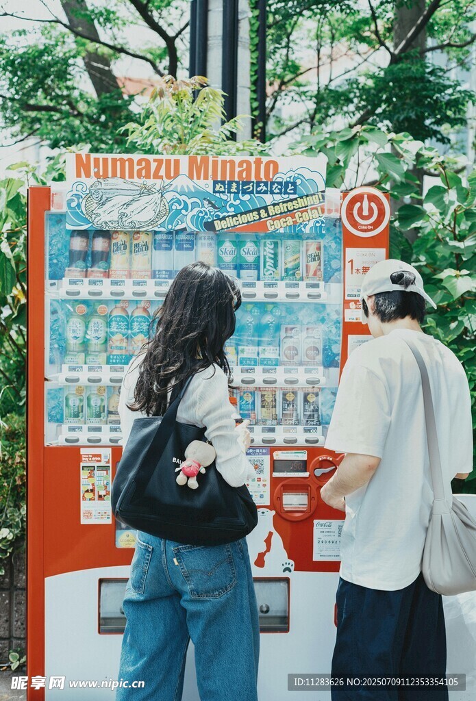 两人驻足自动售卖机前