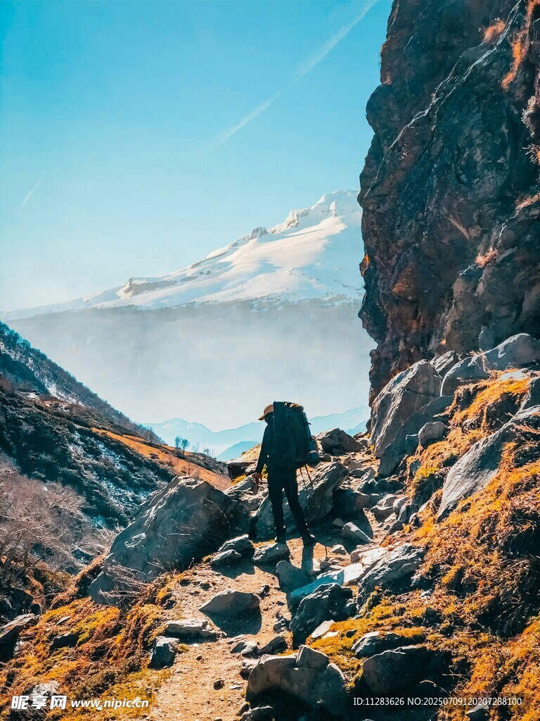 山间徒步者的壮丽风景
