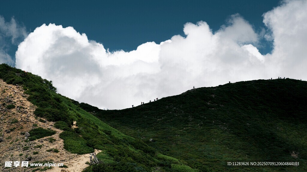 山间云景