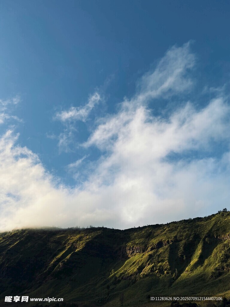 蓝天青山间的美丽景致
