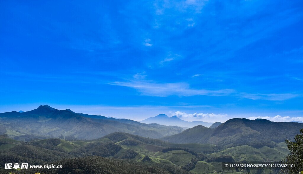 壮丽山景与云海蓝天