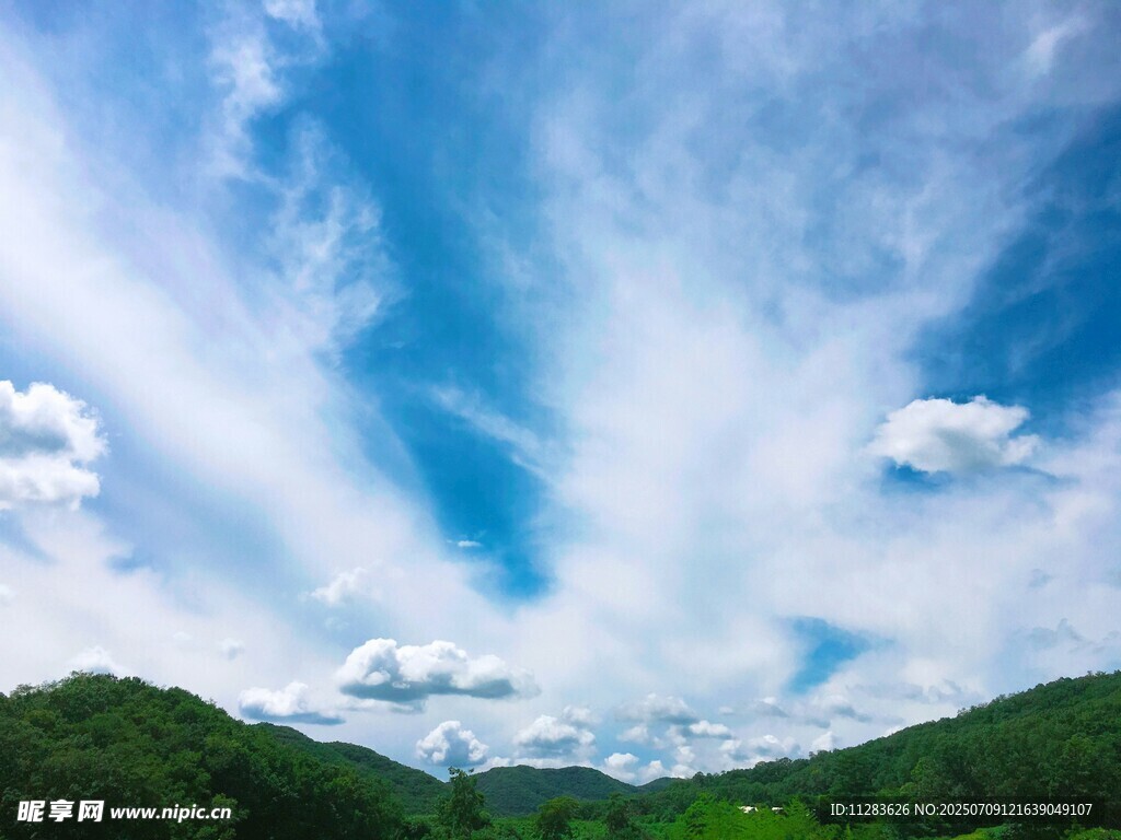 蓝天白云下的青山美景