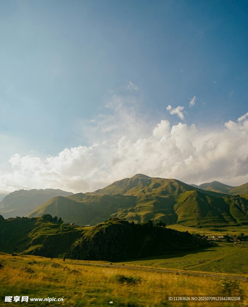 草原山峦间的晴朗风光