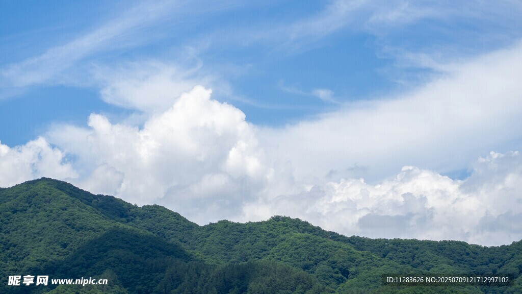 山坡白云