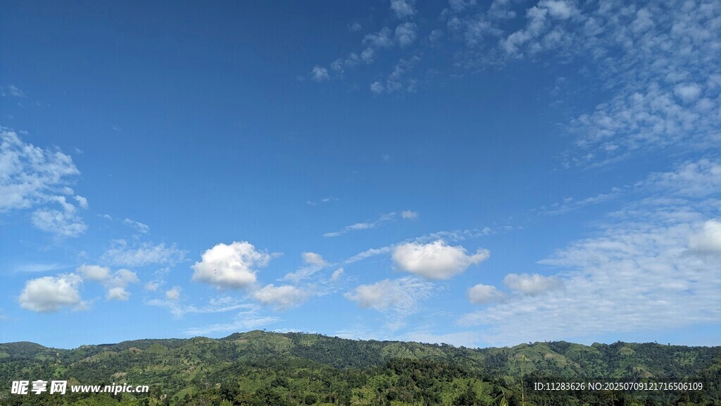 蓝天白云下的青山美景
