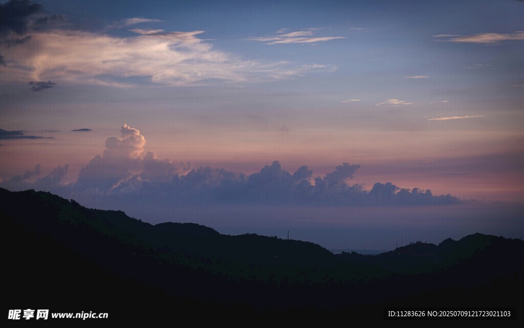 黄昏山峦间的梦幻天空